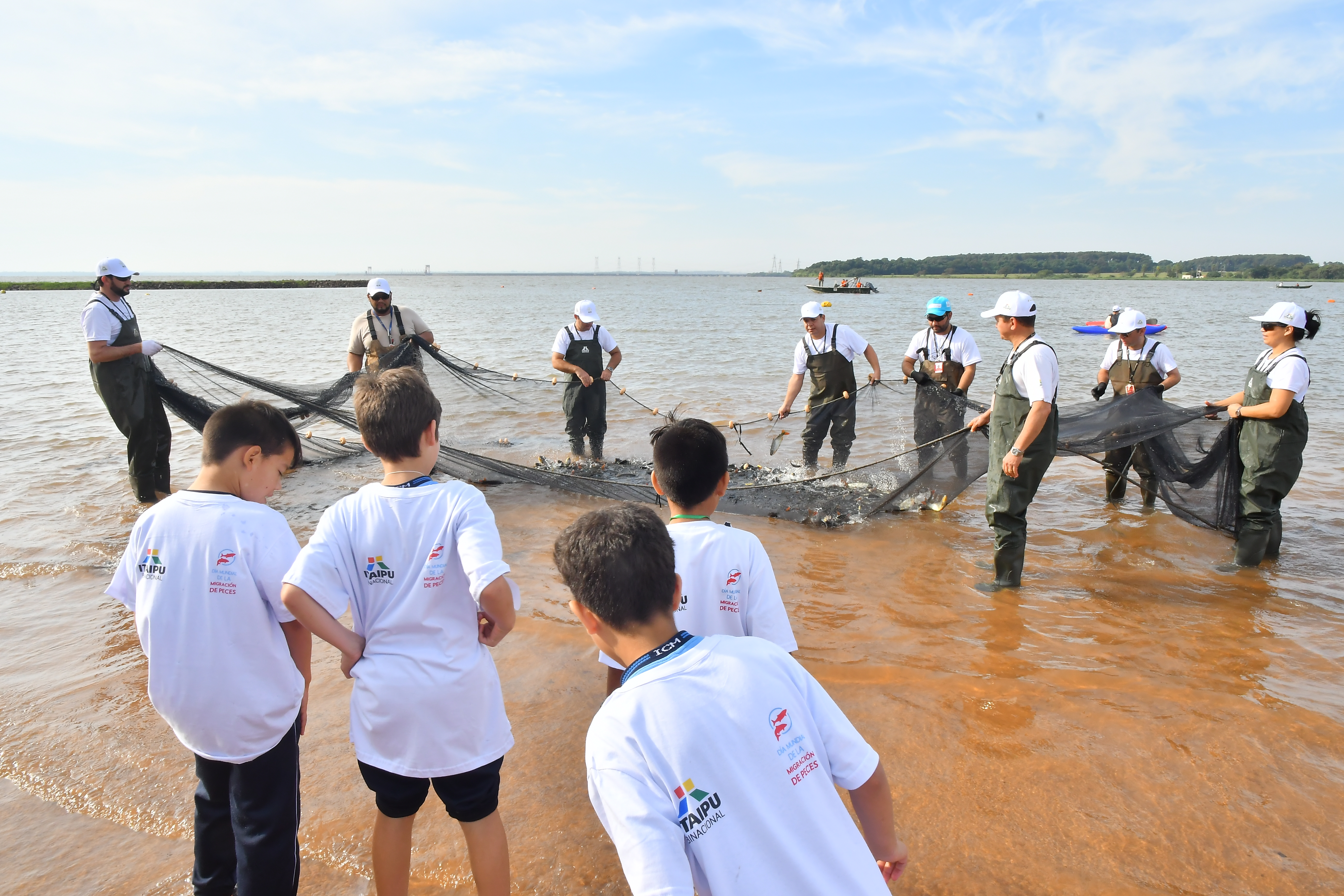 Día Mundial de la Migración de peces – Día de campo con los niños liberando peces migratorios marcados.
