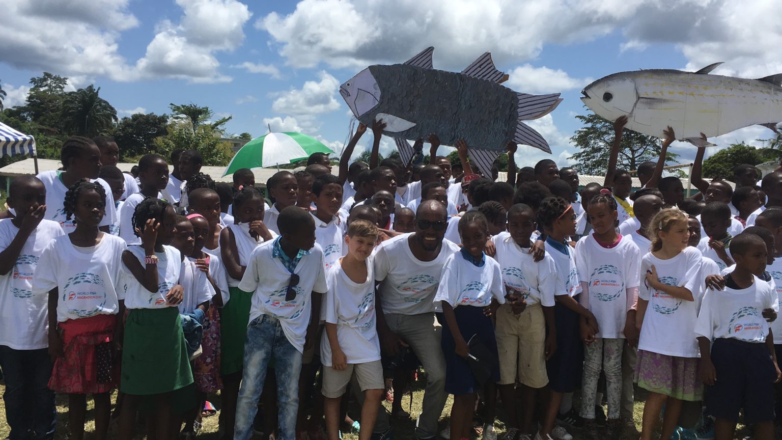 Local nature clubs raising awareness and cleaning the Ogooué riverbank in Lambaréné