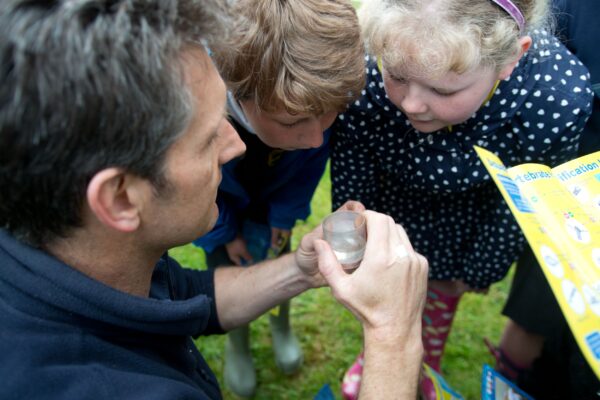 Culmstock School release Salmon into the River Culm 
Photo by Paul Glendell  Tel 01626 835311